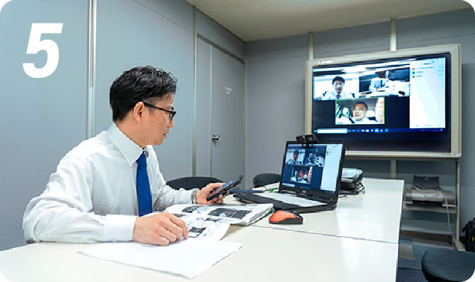 ITを活用した社内ペーパーレス化しているイメージ